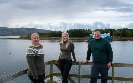 Dorthea Elverum, Vegard Frøseth Fenes og Maren Grøthe mot havet