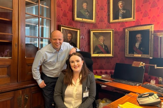 Kamilla vann draumedag på Stortinget: – Vil hugse det resten av livet Kamilla vann draumedag på Stortinget: – Vil hugse det resten av livet